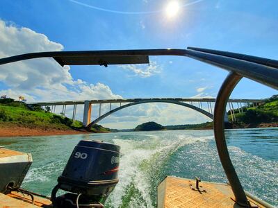 Bajo nivel del río Paraná en zona del puente de la Amistad.