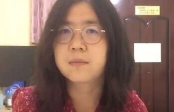 Esta captura de pantalla fue tomada el 28 de diciembre de 2020 de un video sin fecha que muestra a la ex abogada y periodista ciudadana china Zhang Zhan mientras transmite a través de YouTube, en un lugar no confirmado en China.