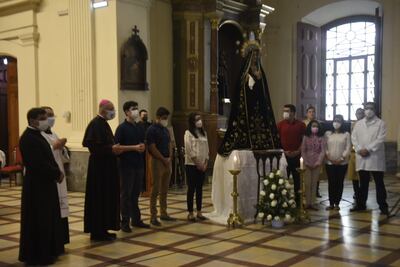 Flores blancas fueron depositados a los pies de la Virgen de los Dolores como parte del acto de recordación de difuntos.