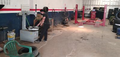 Este negocio de neumáticos vuelve a tener clientes, pero la gente sigue con miedo a salir y a gastar.