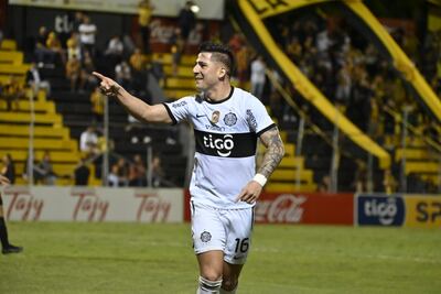 Guillermo Paiva, jugador de Olimpia, celebra su gol ante Guaraní en Dos Bocas.