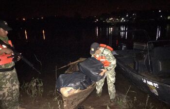 Personal de la Prefectura, dependiente del Área Naval de Itapúa, incautó una canoa cargada de mercaderías argentinas ingresadas de contrabando, en la zona de Puerto Triunfo, en la madrugada de hoy.