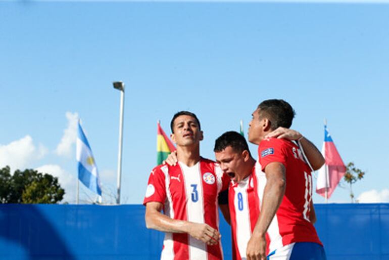 G. Benítez, Carballo y González Villaverde en un abrazo emotivo.