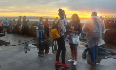 Muchos de los visitantes llegaron para apreciar el hermoso paisaje que aún ofrece el contaminado lago Ypacaraí.