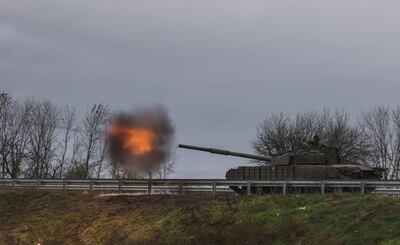 Militares ucranianos disparan desde el tanque ruso T-80 incautado en una carretera cerca de la ciudad de Bakhmut, área de Donetsk, Ucrania, 27 de octubre de 2022, en medio de la invasión rusa.