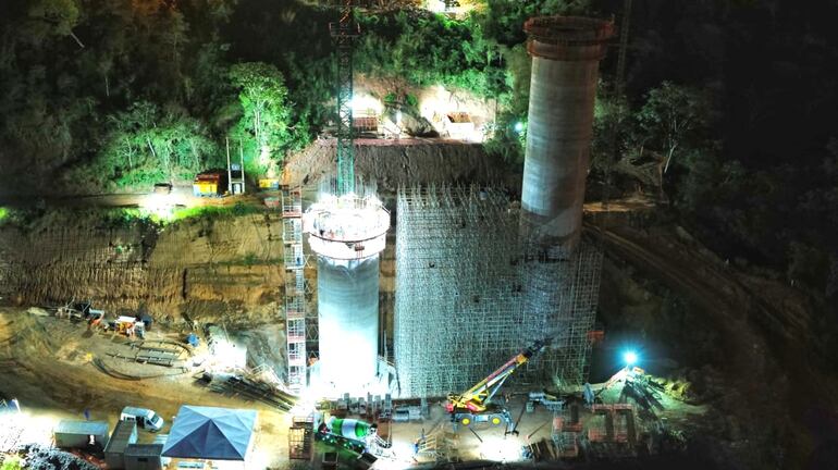 El puente que unirá Presidente Franco con Foz de Yguazú tiene un 35% de avance, y costará alrededor de US$ 84 millones.