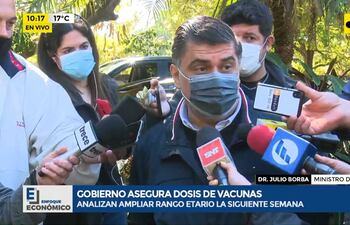 Julio Borba, ministro de Salud, este sábado conversando con medios de prensa en Mburuvicha Róga.