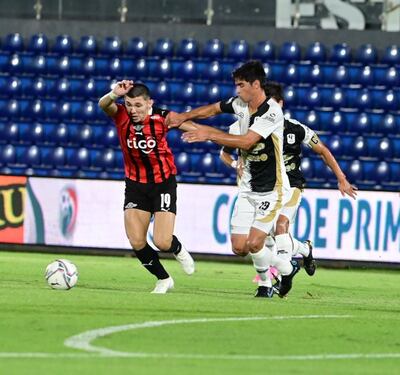 Julio Enciso intenta un ataque para Libertad en el Defensores