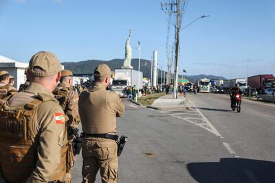La policía militar de Brasil controla el libre tránsito en Santa Catarina, en BR-101. (AFP)
