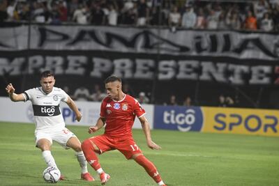 Edgardo Orzusa trata de recuperar el balón para Olimpia en el juego ante el General Caballero JLM