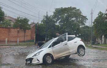 Un vehículo que circulaba por las calles Manuel Talavera y Carlos Díaz de León, en Asunción, cayó en un pozo de desagüe cloacal que se hizo más profundo con las intensas lluvias.