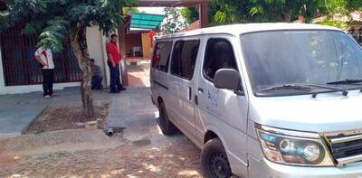 Un vehículo de una funeraria ingresa a la vivienda para retirar el cuerpo.