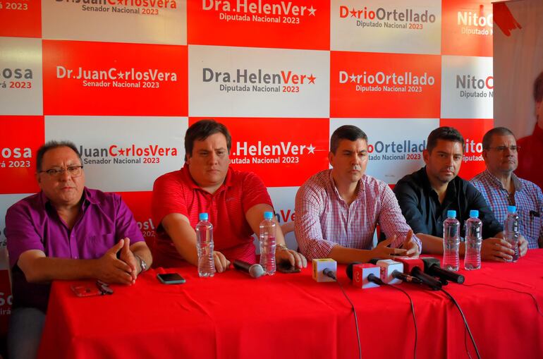 Santiago Peña y Pedro Alliana junto al precandidato a gobernador de Guairá, César Luis Sosa, el senador Antonio Barrios y el dirigente colorado José Alberto Alderete, durante la conferencia de prensa.