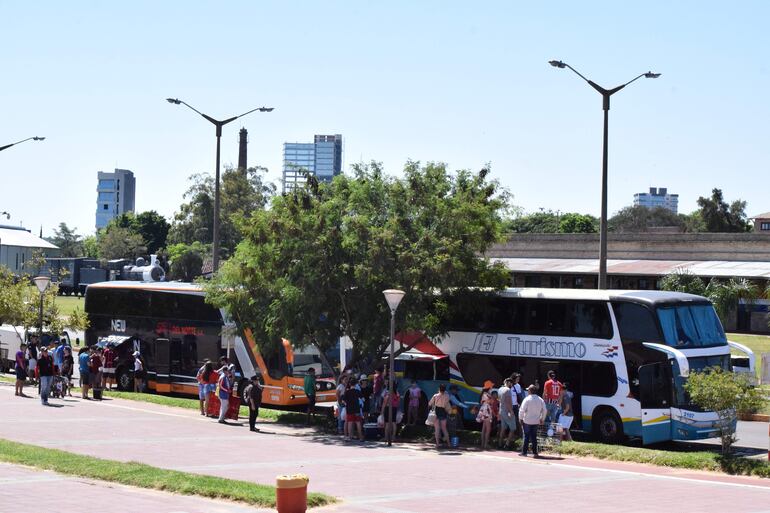 Turistas de distintos puntos del país comienzan a llegar a Encarnación, como esta delegación proveniente de Pedro Juan Caballero.