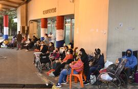 Mariela Duarte es una de las tantas personas que hacen vigilia por sus familiares internados en el hospital central del IPS.