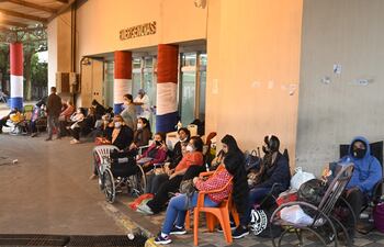 En IPS Central, familiares se agolpan frente a las salas de internación para asistir a sus pacientes.