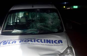 La camioneta que chocó a la niña quedó con importantes daños.
