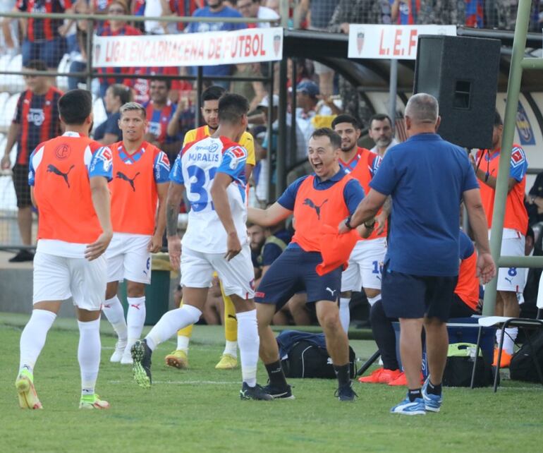 Robert Morales celebrando el único tanto de la victoria de Cerro Porteño ante Trinidense, junto a Wilhelm Guimaraes