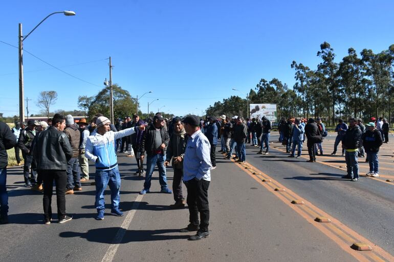 La medida de fuerza persistirá hasta tanto las autoridades cumplan con lo pactado con los productores.