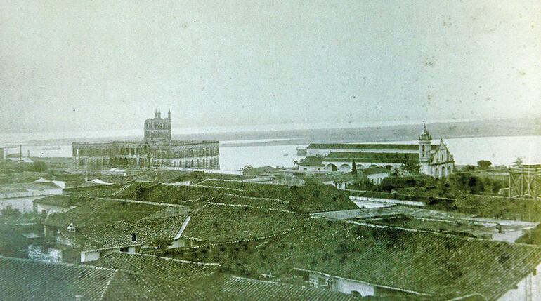 El Palacio de López bombardeado tras la guerra de la Triple Alianza y la antigua iglesia.