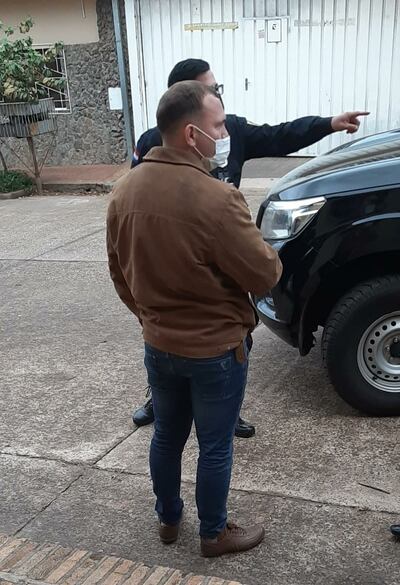 El militar acompañado de su abogado, al salir del Juzgado de Garantías de Carapeguá.