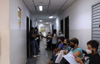 Una gran cantidad de pacientes llegan a diario hasta el Hospital de Clínicas buscando la atención médica de sus dolencias.