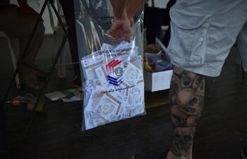 Fotografía de archivo y referencia: una persona depositando su voto durante las elecciones generales del 30 de abril pasado.