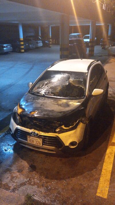 El vehículo siniestrado quedó con serios daños.