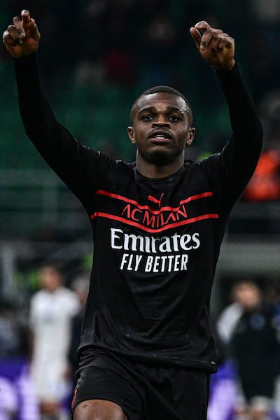 Pierre Kalulu, defensor francés, celebra su gol para el AC Milan.