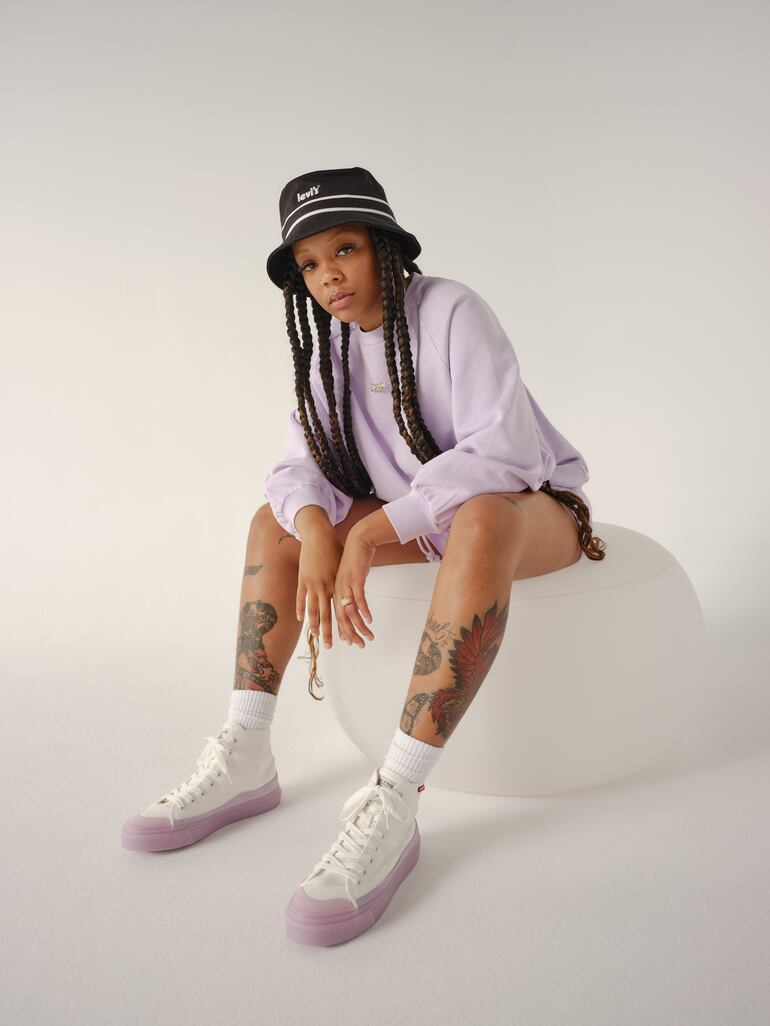 El gorro de pescador tuvo su primera época de gloria en los años 80 y 90, como accesorio de ravers, raperos y aficionados al pop. Ahora volvió a ser tendencia, con modelos como este de Levi's.