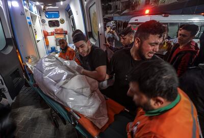 Fotografía de referencia: Palestinos llevan el cuerpo de un miembro del movimiento de la Yihad Islámica al hospital Al Shifa después de los intensos bombardeos con unos 40 aviones y drones de la Fuerza Aérea israelí esta madrugada sobre la franja.