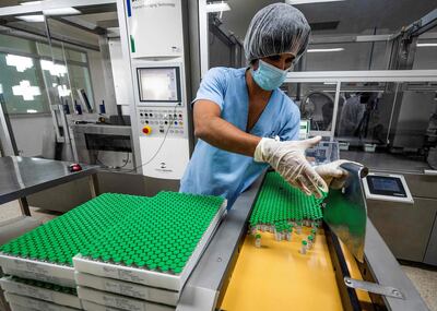 Personal sanitario cubano con la vacuna local "Soberana".