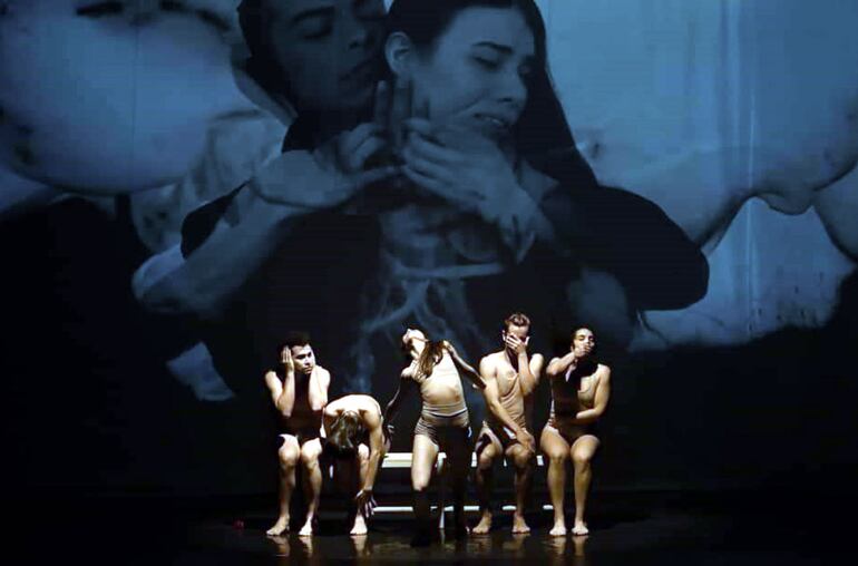 Cinco bailarines conforman el cuerpo de danza de “Mujer de agua”, que se podrá ver este fin de semana en el CCPA.