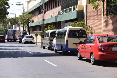 Fila de autos frente al colegio Cristo Rey