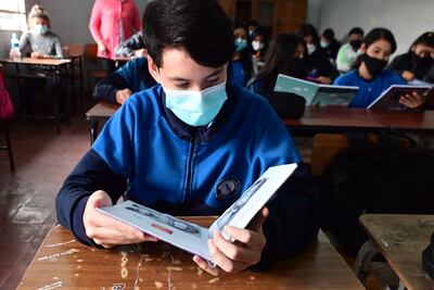 Imagen de referencia de un niño leyendo un libro en aula. Transformación Educativa: desde el MEC niegan la falta de participación de padres y docentes en el proyecto de reformas en el sistema educativo.