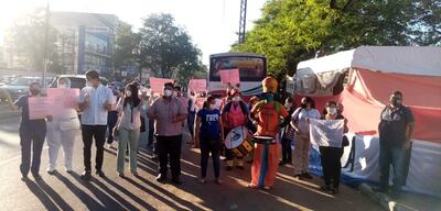 Los huelguistas levantaron una "carpa de la resistencia" en frente al hospital.