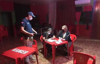 La comitiva fiscal policial en el burdel intervenido el pasado sábado, en Naranjal.