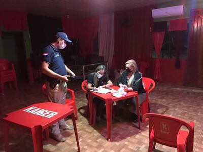 La comitiva fiscal policial en el burdel intervenido el pasado sábado, en Naranjal.