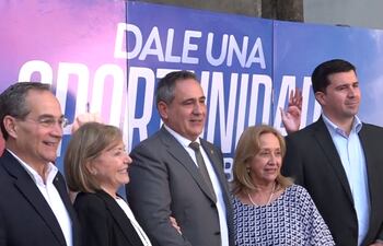 Edmundo Rolón (c), ayer en la conferencia de prensa de la Concertación Nacional.