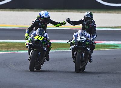 El italiano Valentino Rossi (i) saluda al ganador, el español Maverick Viñales.
