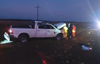 La camioneta volcó varias veces y el conductor falleció.