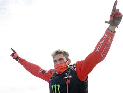 El argentino Kevin Benavides celebra su título en Motos, siendo el primer sudamericano en ganar el Dakar en la categoría. AFP