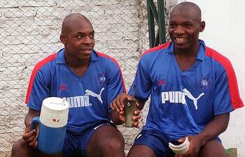 Tobie Mimboe (i) y Geremi Njitap (d) en su paso por Cerro Porteño.