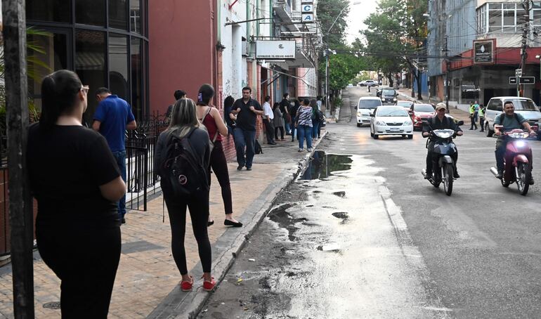 Usuarios señalan que esperan incluso horas para poder subirse a un bus.