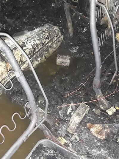 El incendio del vehículo habría sido provocado por desconocidos.