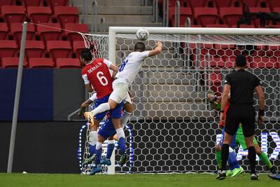 Cabezazo y adentro. Braian Samudio (25 años, de Ciudad del Este) marcó su primer gol en siete partidos con la selección nacional, tres de ellos de carácter oficial. AFP