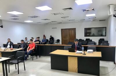 A la izquierda los acusados y a la derecha el fiscal durante el juicio oral.