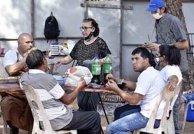 Voluntarios de la capilla San Cayetano de Testanova y Juan León Mallorquín, prepararon y distribuyeron ayer unas 3.000 raciones de comida.