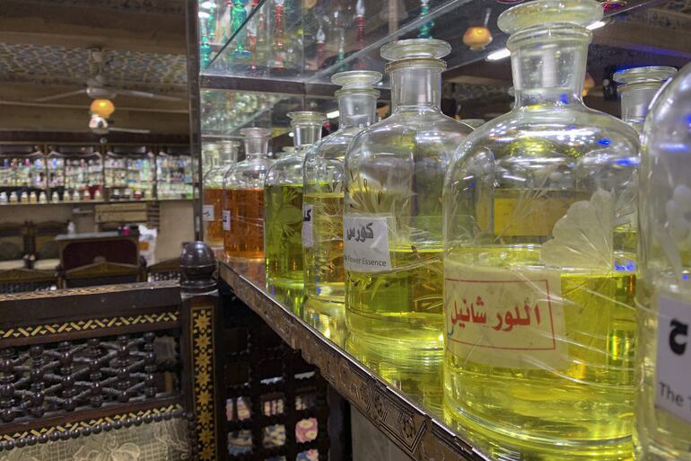 Esencias de la tienda de perfumes "Al Sheij Abdalá" dedicada únicamente para los rituales de los adoradores, situada en la entrada de la necrópolis de las pirámides.