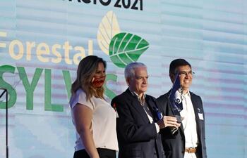Eduardo Gustale y Raúl Gauto recibieron de la ADEC el galardón para Forestal Sylvis SA por su labor de “Triple impacto”.
